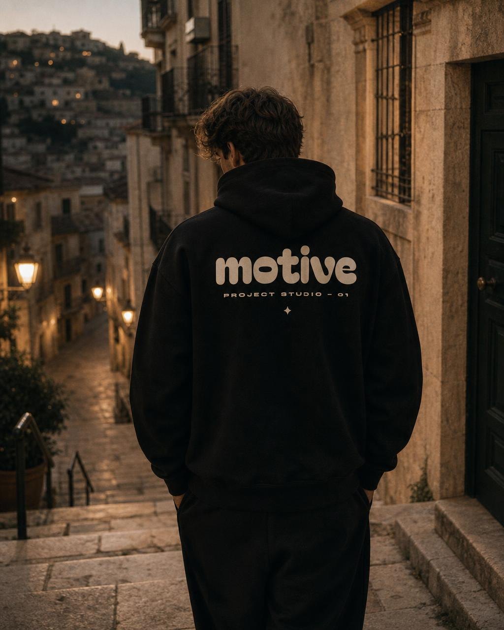 Modelo con la motive hoodie negra, vista de espalda