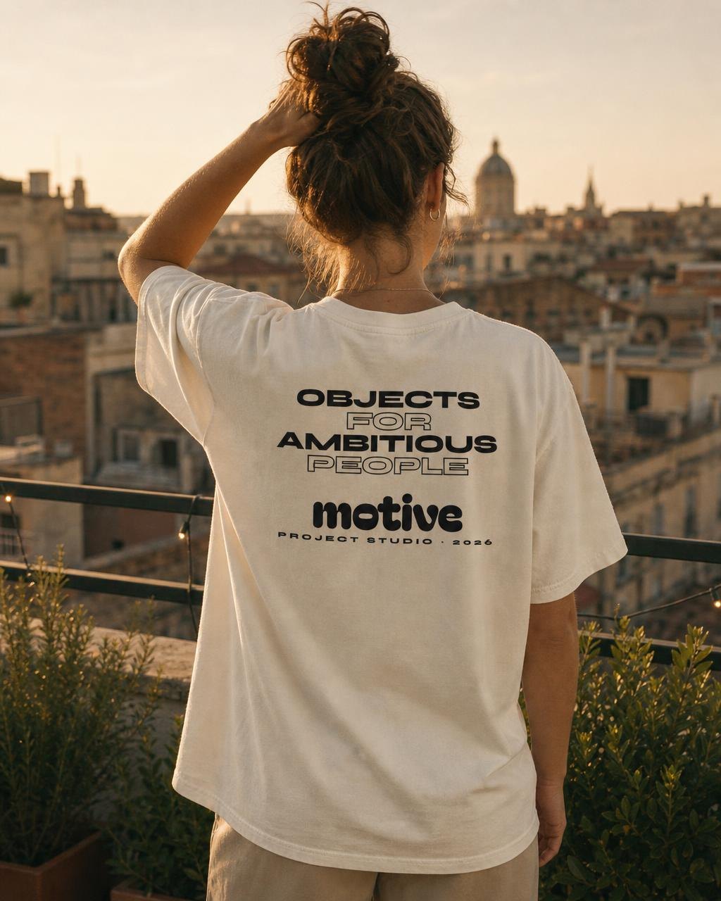 Modelo con la camiseta objects for ambitious people, vista de espalda
