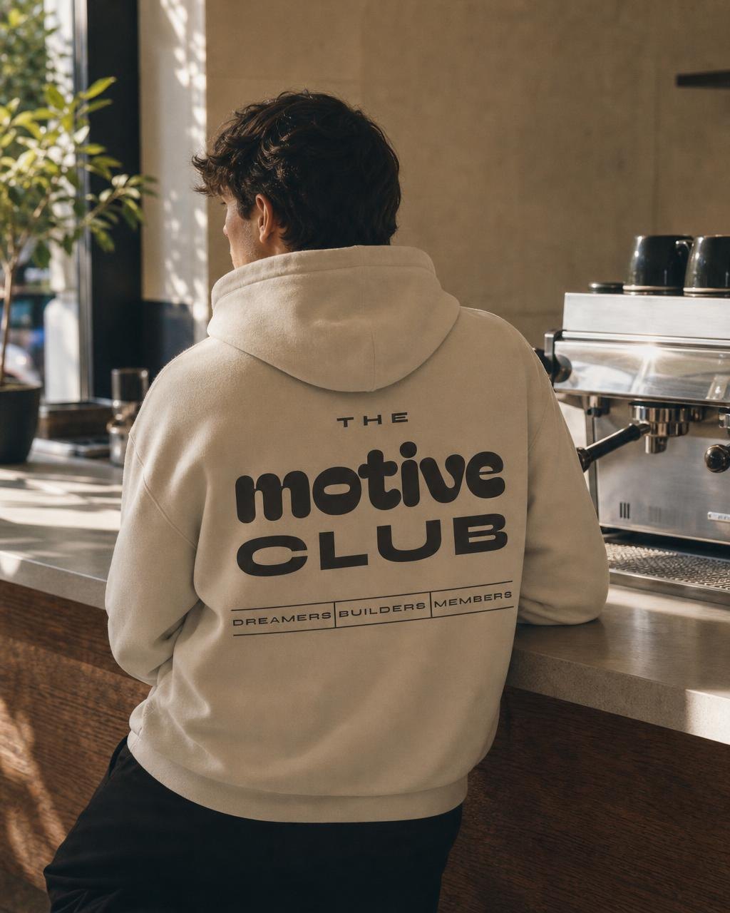 Modelo con la the motive club hoodie beige, vista de espalda